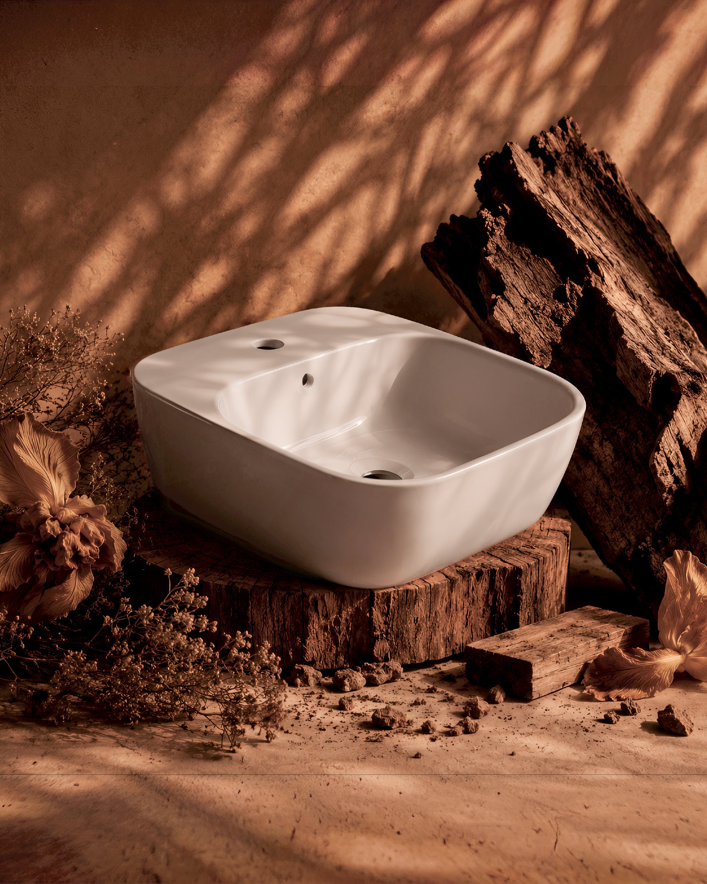  Baño de estilo natural inspirado en el Universo Raíces de Helvex, con tonos tierra, materiales orgánicos y grifería de acabado cálido.